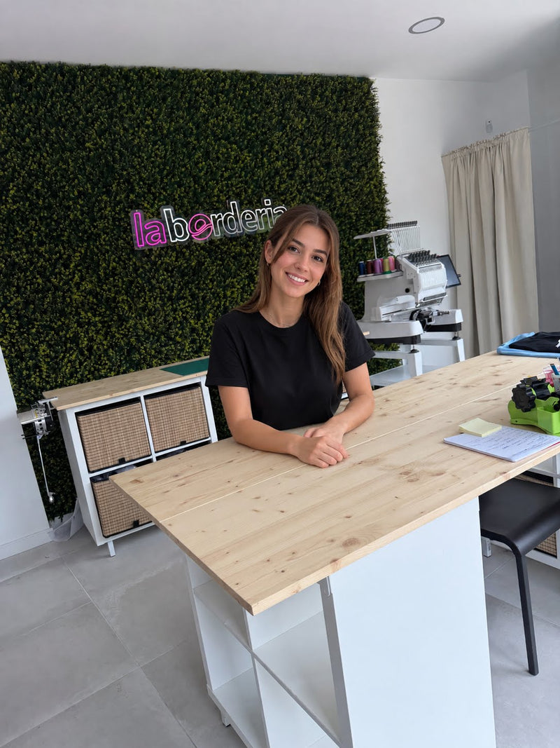 María bordando en el taller